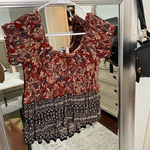 Off the should cute flowy top!
